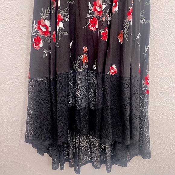 NWT. Torrid Black and Red Flower Off the Shoulder Dress. Size 1. - Picture 2 of 4